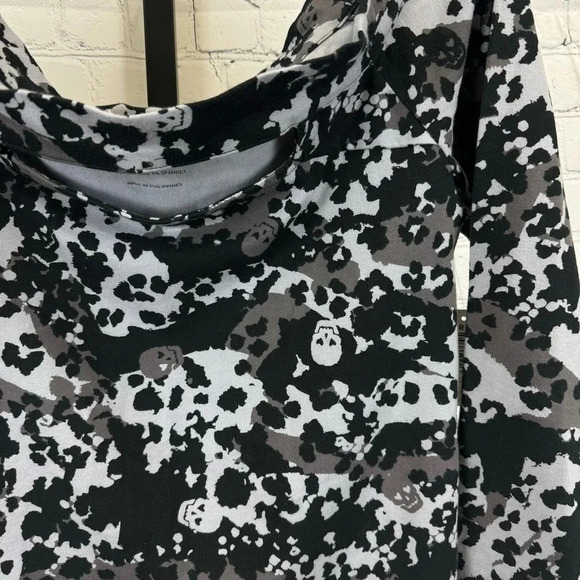 Torrid Lovesick Black and Gray Skeleton Camo Shirt Size 1X - Picture 2 of 6